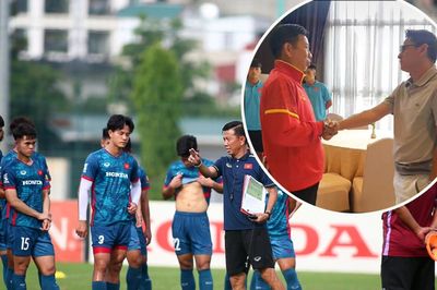 HLV Kiatisuk có hành động đặc biệt với HLV Hoàng Anh Tuấn và U23 Việt Nam, khiến fan ấm lòng