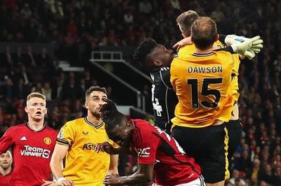 MU thắng tranh cãi Wolves, thoát phạt đền 'rõ ràng' ở phút 90+6