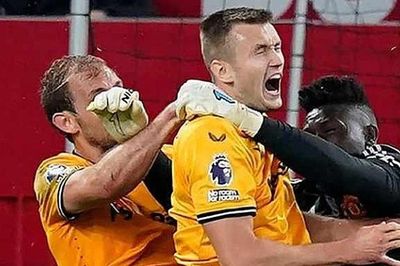'Cứu' Man Utd, 3 trọng tài Ngoại hạng Anh bị treo còi
