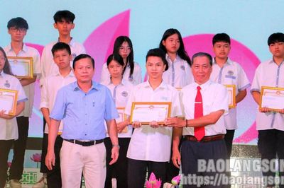 Thành phố Lạng Sơn: Tuyên dương, khen thưởng học sinh tiêu biểu và trao quà 'Tiếp bước cho em đến trường' năm học 2023 – 2024
