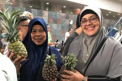 Tổng thống đắc cử Singapore tặng dứa cho người dân