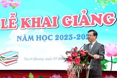 Chủ tịch UBND tỉnh Nguyễn Văn Sơn dự khai giảng tại Trường THPT Chuyên Tuyên Quang
