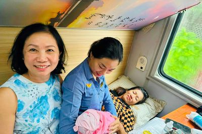 Hỗ trợ hành khách sinh con trên tàu