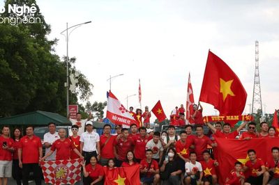 Cổ động viên vượt hàng trăm km tiếp lửa cho U23 Việt Nam