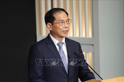 Bộ trưởng Ngoại giao Bùi Thanh Sơn tiếp xúc với quan chức cấp cao của Lào, Quần đảo Solomon, Uganda và EU