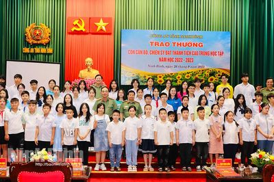 Công an tỉnh trao thưởng cho con cán bộ, chiến sĩ đạt thành tích cao trong học tập