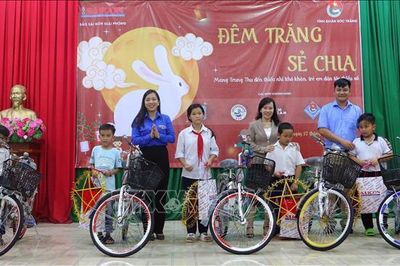 Tặng quà Trung thu cho trẻ em khó khăn tại Sóc Trăng