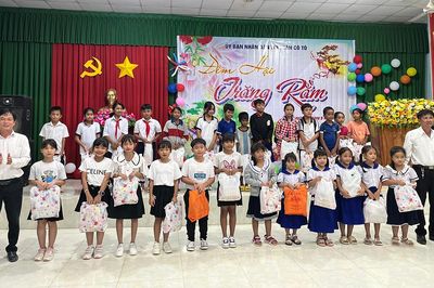 Thêm 175 thiếu nhi mồ côi, có hoàn cảnh khó khăn ở thị trấn Cô Tô được vui Tết Trung thu