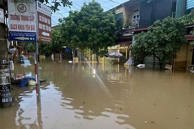 Mưa lớn tại Yên Bái, 2 người tử vong, tạm dừng chạy tàu Hà Nội-Lào Cai