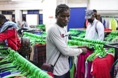 Thị trường quần áo second-hand triệu đô của châu Phi 'rơi vào tầm ngắm'