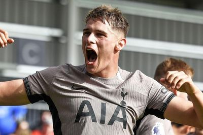 Micky van de Ven: Từ dự bị ở đội hạng hai thành ngôi sao của Tottenham