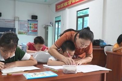 Cô giáo dân tộc nặng lòng với trẻ khuyết tật