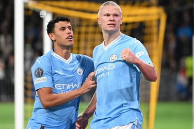 Manchester City thắng đậm M.U, Liverpool chen chân vào top 4