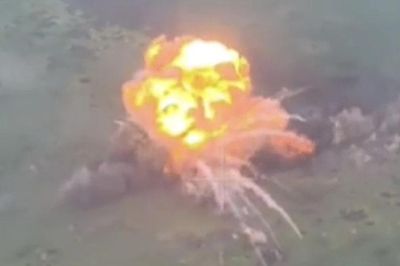 Cận cảnh UAV Kamikaze khai hỏa phá hủy pháo tự hành Ukraine