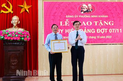 Đồng chí Bí thư Tỉnh ủy dự Lễ trao tặng Huy hiệu Đảng tại phường Ninh Khánh