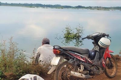 Bất chấp cảnh báo nguy hiểm, người dân vẫn vào hồ Đá Đen câu, bắt cá