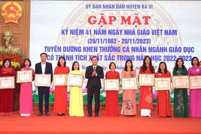 Huyện Ba Vì tuyên dương tập thể, cá nhân tiêu biểu dịp 20/11