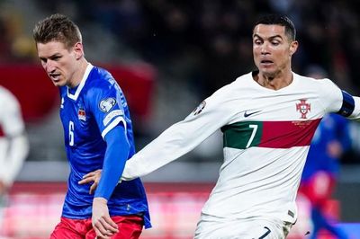 Vòng loại EURO: Bồ Đào Nha dứt điểm 29 lần, đối thủ sụp đổ vì Ronaldo