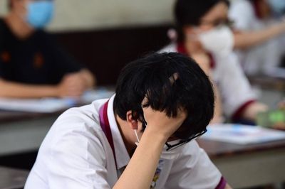 'Mẹ ơi, các bạn học thêm ở nhà cô điểm cao hơn'