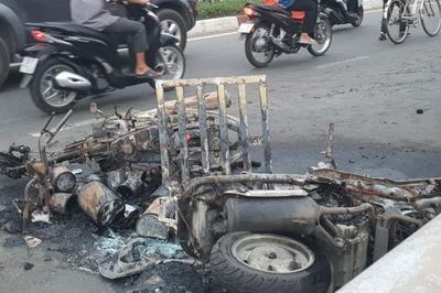 Sau va chạm, 2 xe máy cháy trơ khung trên cầu vượt Quang Trung