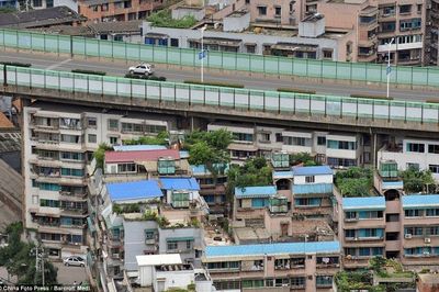Cận cảnh 'cầu vượt trên nóc chung cư' ở Trung Quốc