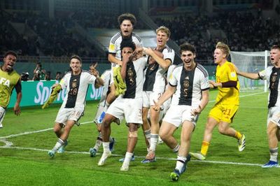 Gặp biến cố thẻ đỏ, tuyển trẻ Đức vẫn hạ Pháp, vô địch U17 World Cup một cách kịch tính