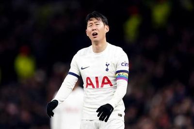 Thua ngược West Ham, Tottenham bị MU bắt kịp