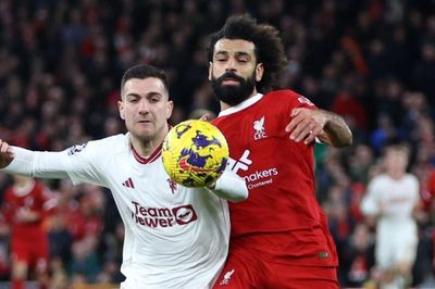 Dalot nhận thẻ đỏ, MU cầm hòa Liverpool tại Anfield