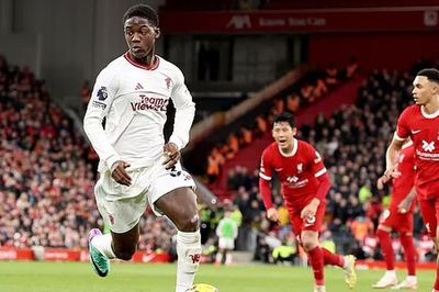 Kobbie Mainoo nhận 'mưa' lời khen với màn trình diễn đỉnh cao trước Liverpool