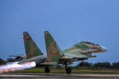 Chiêm ngưỡng 'hổ mang chúa' SU-30MK2 xuất kích huấn luyện bay đêm