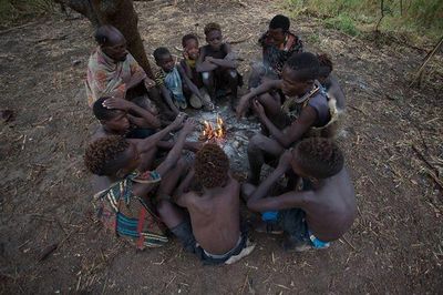 Kinh ngạc bộ tộc săn bắn cuối cùng ở Tanzania thích ăn thịt sống