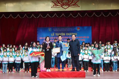 Trường THPT Lương Ngọc Quyến khen thưởng học sinh, giáo viên đạt thành tích cao