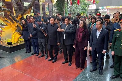 Quận Đống Đa dâng hương tại Đài tưởng niệm Khâm Thiên