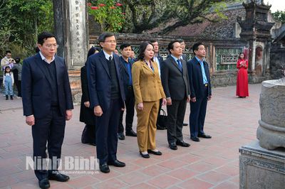 Phó Chủ tịch nước Võ Thị Ánh Xuân dâng hương tại Khu Di tích Quốc gia đặc biệt Cố đô Hoa Lư