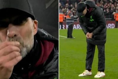 Liverpool: HLV Jurgen Klopp rơi nhẫn cưới xuống sân cỏ sau trận thắng Newcastle