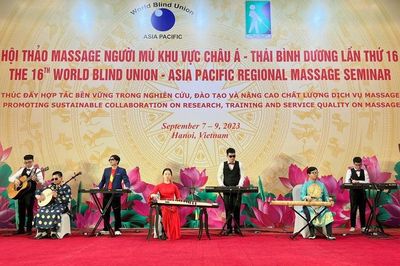 Chàng trai khiếm thị vượt lên số phận bằng âm nhạc