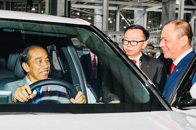 Tổng thống Indonesia thăm Tổ hợp Nhà máy sản xuất ô-tô, xe máy điện VinFast