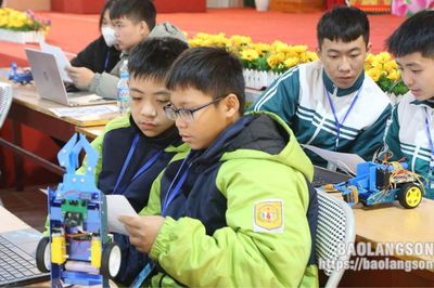 Khơi dậy đam mê lập trình điều khiển rô bốt cho học sinh THCS