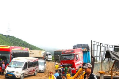 Xe container bị lật nghiêng trên đèo An Khê tắc nghẽn nhiều giờ