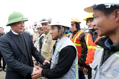 Bí thư Thành ủy Hà Nội tặng quà công nhân thi công đường Vành đai 4