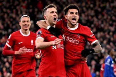 Liverpool hủy diệt Chelsea trên sân nhà