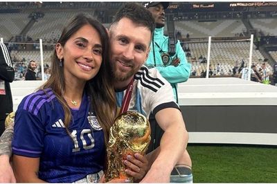 Những ngôi sao bóng đá lừng danh vẫn 'sợ vợ', nghe lời răm rắp: Có cả Beckham, Messi