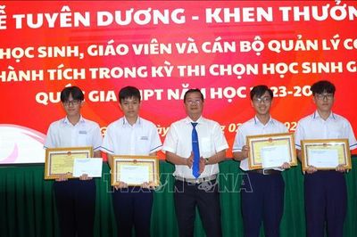 Gần 2 tỷ đồng thưởng học sinh, giáo viên, cán bộ quản lý đạt thành tích
