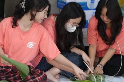 Học sinh Hà Nội tự tay gói bánh chưng tặng người lao động nghèo, người vô gia cư