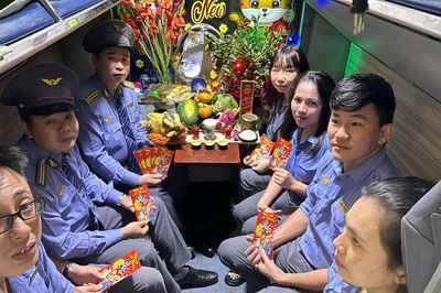 Nốt trầm xao xuyến trên chuyến tàu chở niềm vui sum họp
