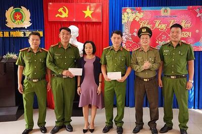 Công an phường xuyên đêm truy bắt kẻ cướp ở ga tàu
