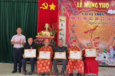 Phường Phù Đổng tổ chức lễ mừng thọ 175 người cao tuổi