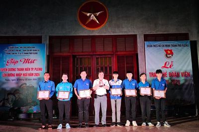 Thành Đoàn Pleiku trao thẻ đoàn viên cho 52 thanh niên trước khi lên đường nhập ngũ