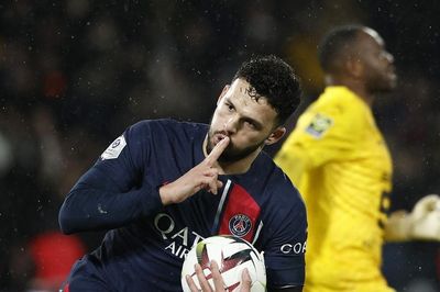 Mbappe và Lee Kang-in mờ nhạt, PSG thoát thua phút 97