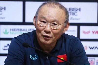 Báo Hàn chỉ trích quan chức vì không chọn huấn luyện viên Park dẫn dắt đội nhà; Siêu sao Ronaldo bị treo giò 2 trận vì hành động phản cảm